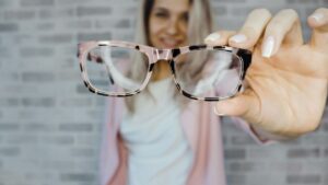 Eye Care Tips: लाइफस्टाइल में अपना लें ये आदतें, चश्मा लगने की समस्या से बच सकती…