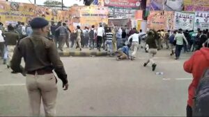 लाठी नहीं नौकरी चाहिए सरकार! ग्राम रक्षा दल के सदस्यों को पुलिस ने दौड़ा…