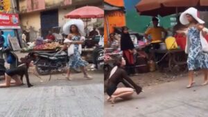 VIDEO: कुत्ते की तरह पट्टा बांध लड़की को रोड पर घुमाते दिखी महिला, लोग बोले ये बीमारी…