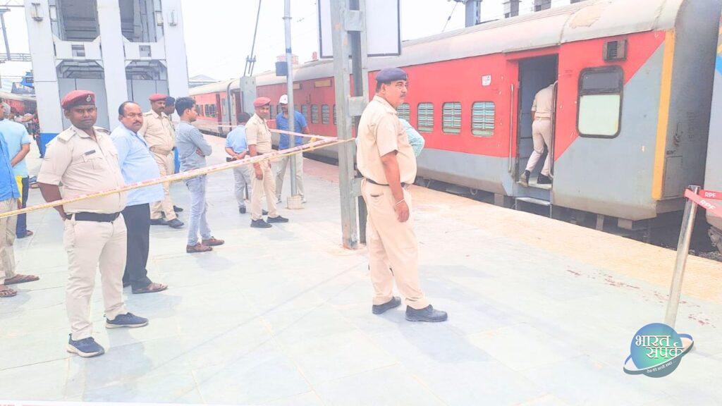 मुजफ्फरपुर स्टेशन पर ट्रेन में लगी आग, सिलेंडर फटने से कांस्टेबल की मौत |…
