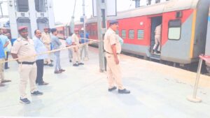 मुजफ्फरपुर स्टेशन पर ट्रेन में लगी आग, सिलेंडर फटने से कांस्टेबल की मौत |…