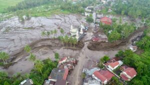 इंडोनेशिया में अचानक आई बाढ़ ने मचाई तबाही, ठंडे लावा से 37 लोगों की मौत | Indonesia… – भारत संपर्क