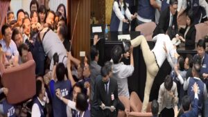 ताइवान की संसद में क्यों हुआ बवाल? आपस में भिड़े नेता, जमकर चले लात घूसे | Why ruckus… – भारत संपर्क