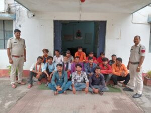 Raigarh News: फेरी, कबाड़ी करने वाले 17 व्यक्तियों पर घरघोड़ा…- भारत संपर्क