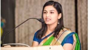 बस कंडक्टर की बेटी का कमाल, पहले डॉक्टर फिर बनी IAS | renu raj success story bus…