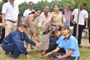“एक पेड़ मां के नाम ” अभियान के तहत पुलिस अधीक्षक रजनेश सिंह…- भारत संपर्क