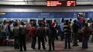 रेलवे प्लेटफॉर्म पर हो रहा खतरनाक स्कैम, सस्ते ईयरबड्स और पावरबैंक के चक्कर में… – भारत संपर्क