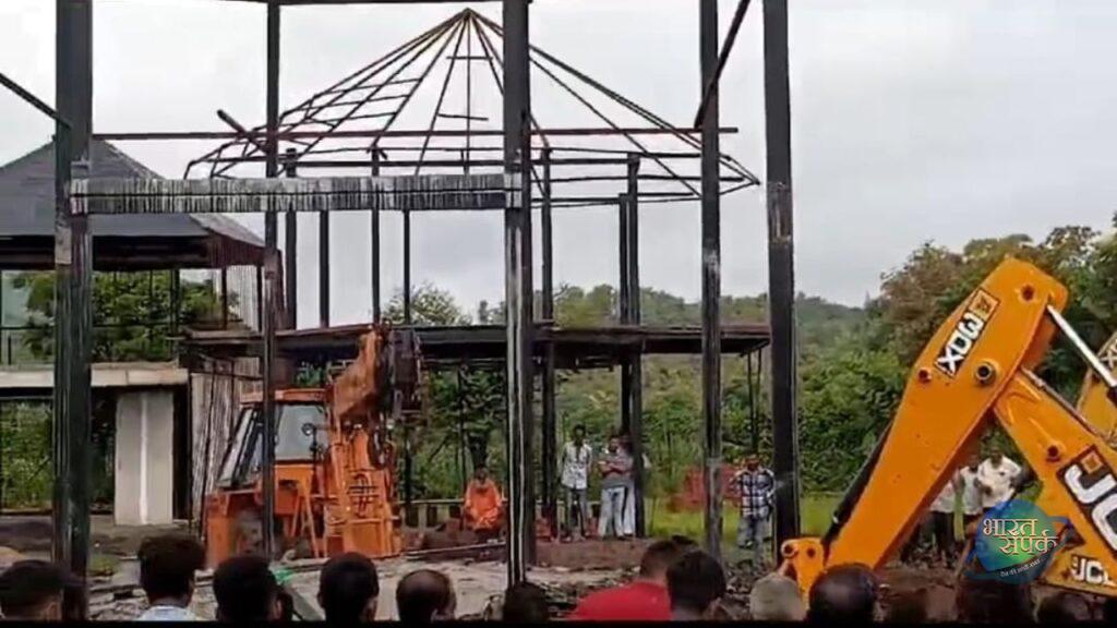 भारी बारिश से गिरी मकान की छत, नीचे दब गए ठेकेदार और 4 मजदूर… JCB से खोदक… – भारत संपर्क