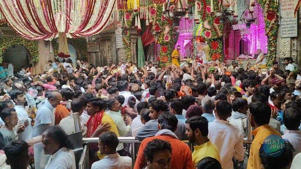 ठाकुर बांके बिहारी मंदिर में भक्तों की भारी भीड़… दम घुटने से बुजुर्ग श्रद… – भारत संपर्क