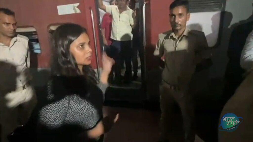 टिकट बनाने के बहाने TTE ने कर दी महिला से ऐसी हरकत, आ गई पुलिस और कर दिया…