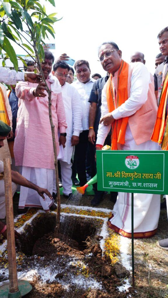 मुख्यमंत्री विष्णु देव साय ने एक पेड़ मां के नाम अभियान के अंतर्गत लगाया केसर आम का पौधा – भारत संपर्क न्यूज़ …