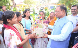 मुख्यमंत्री विष्णुदेव साय ने प्रधानमंत्री आवास योजना की हितग्राहियों को दीपावली का उपहार भेंट… – भारत संपर्क न्यूज़ …