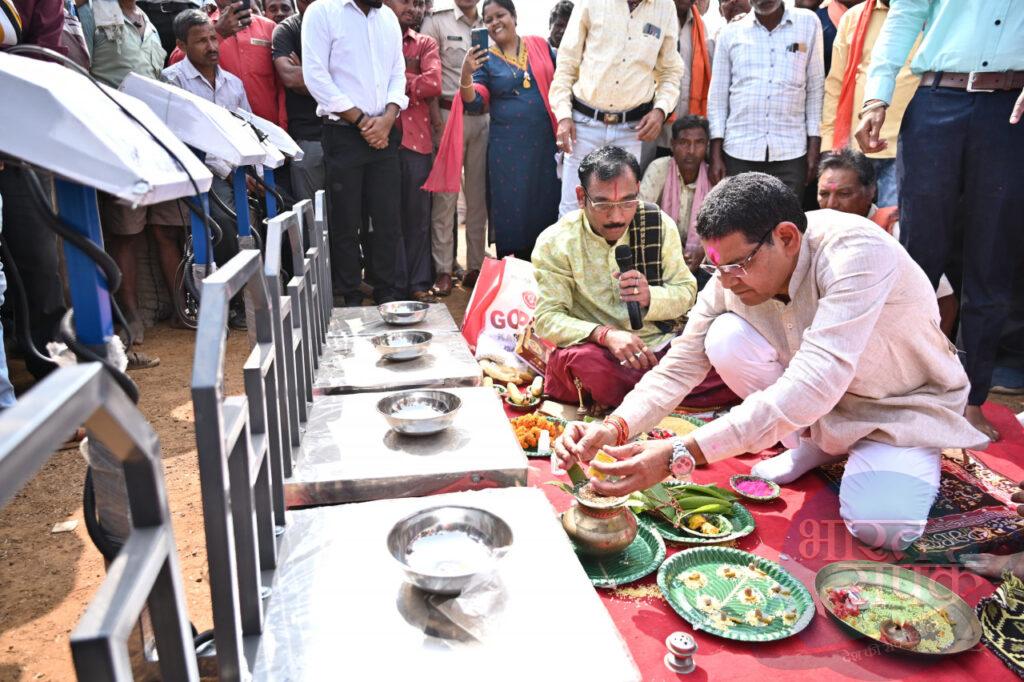 सांकरा उपार्जन केंद्र में राजस्व मंत्री टंक राम वर्मा ने धान खरीदी का किया शुभारम्भ – भारत संपर्क न्यूज़ …