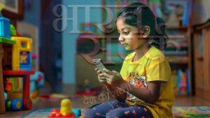 Child with Mobile Phone: दिन-रात बच्चे मोबाइल पर ही लगे रहते हैं? तो तुरंत चेंज… – भारत संपर्क