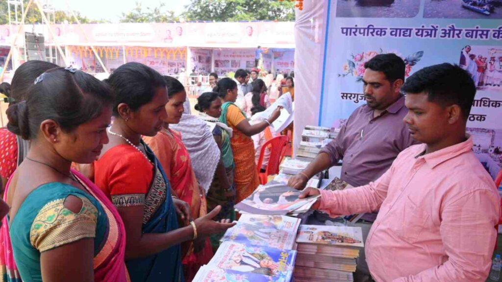 *राज्योत्सव के अवसर पर जनसंपर्क विभाग की फोटो प्रदर्शनी का अवलोकन करने लोग…- भारत संपर्क