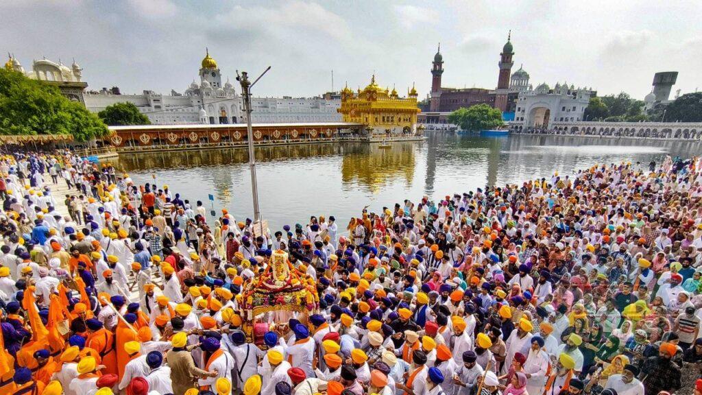 गुरु नानक देव जी के प्रकाश पर्व पर अपनों को भेजें ये शुभकामनाएं संदेश