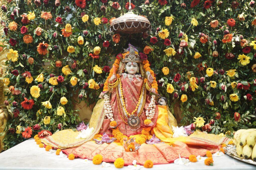 श्री पीताम्बरा पीठ त्रिदेव मंदिर में कार्तिक पूर्णिमा के…- भारत संपर्क