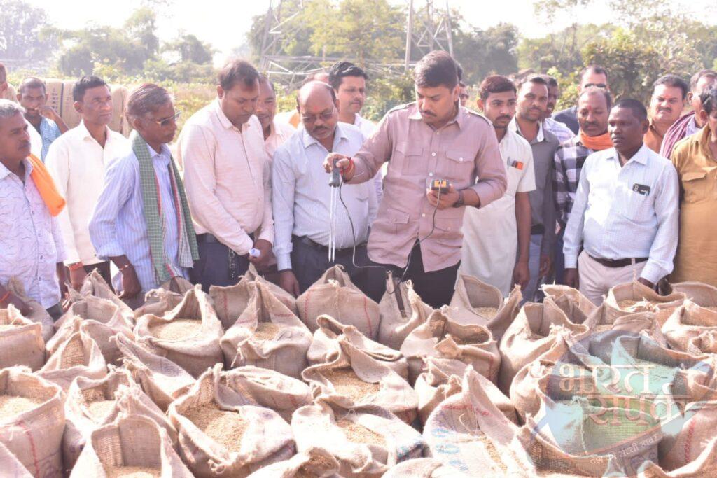 विधायक सुशांत शुक्ला ने भरारी धान खरीदी केंद्र का किया…- भारत संपर्क