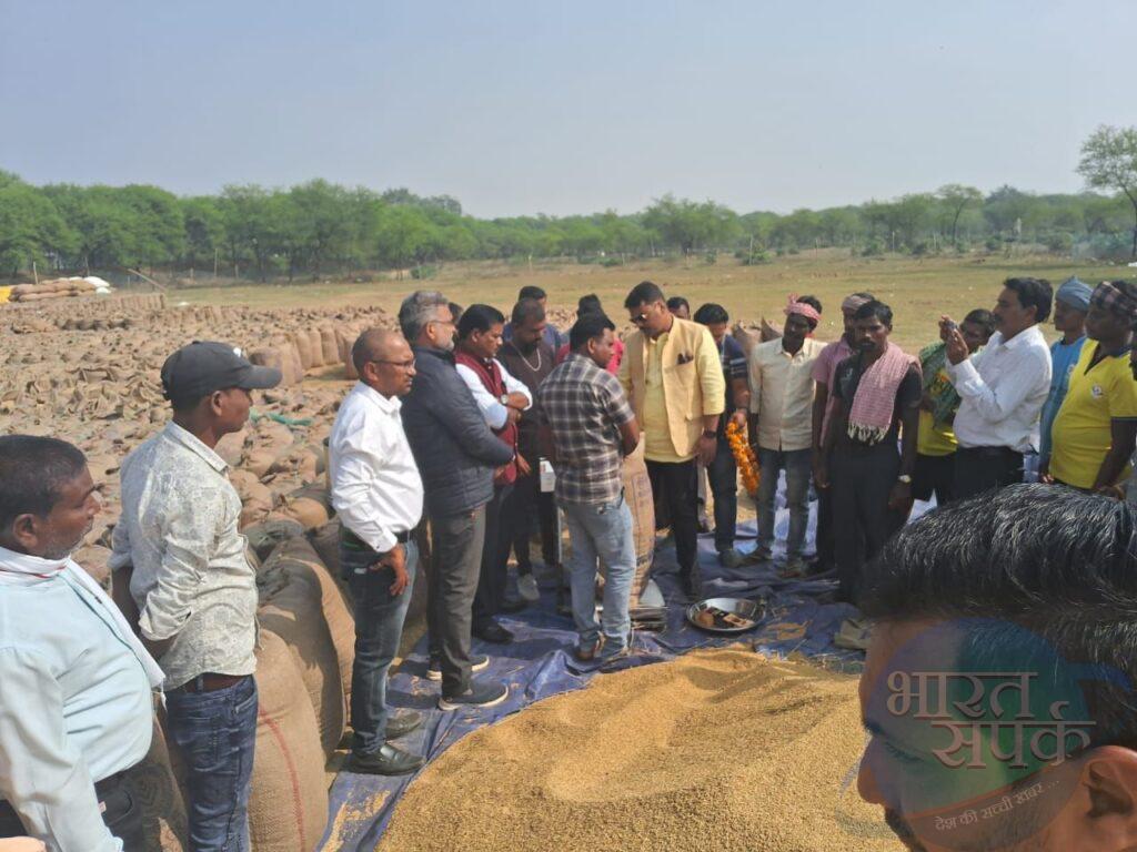 धान खरीदी केन्द्रों का विधायक सुशांत शुक्ला ने किया…- भारत संपर्क