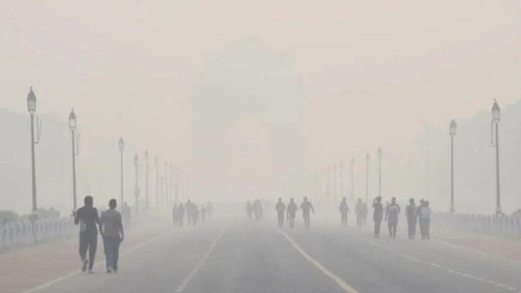 दिल्ली में जहरीली हवा से मची हाय-तौबा, AQI लेवल सबसे खराब श्रेणी में, कब…