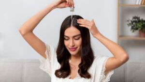 Hair Care: बालों को बनाएं नेचुरली शाइनी, आयुर्वेद के ये सिंपल आएंगे काम