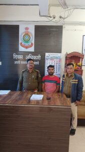 चाकू लहराते बदमाश पकड़ाया, अवैध शराब के खिलाफ भी पुलिस की…- भारत संपर्क