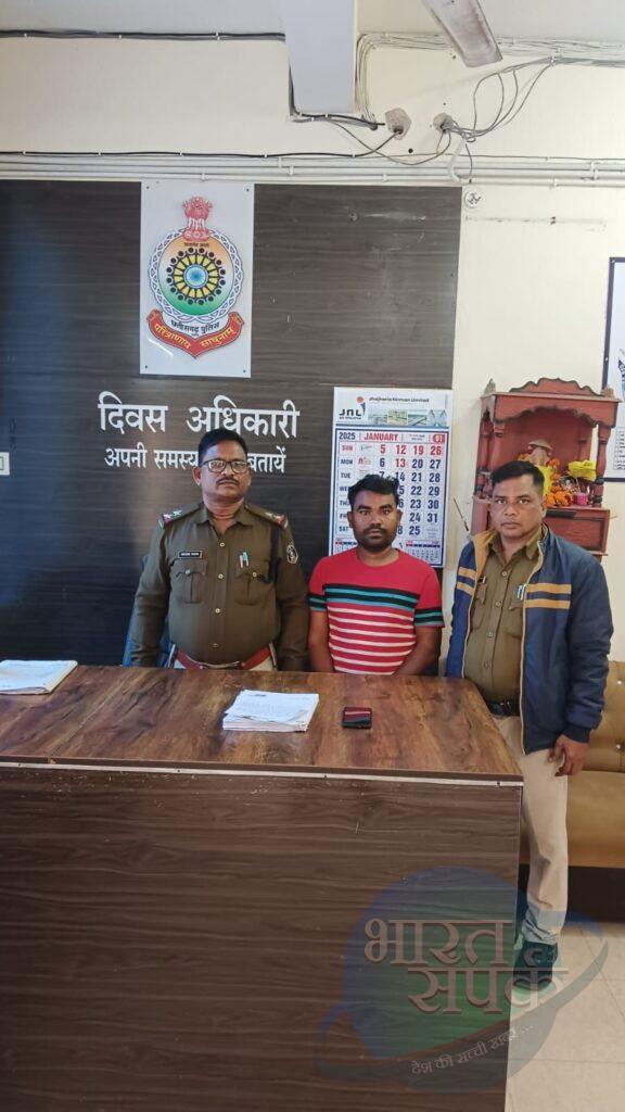 चाकू लहराते बदमाश पकड़ाया, अवैध शराब के खिलाफ भी पुलिस की…- भारत संपर्क चाकू लहराते बदमाश पकड़ाया, अवैध शराब के खिलाफ भी पुलिस की…- भारत संपर्क