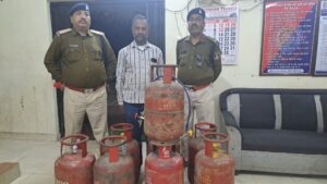 अवैध रूप से कर रहा था एलपीजी रिफिलिंग, आरोपी पकड़ा — भारत संपर्क