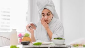 Skin Care: साल 2025 में अपना लें ये 5 आदतें, मिलेगी ग्लोइंग और सॉफ्ट स्किन