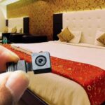 Hotel Room में होते हैं हिडन कैमरा, स्मार्टफोन की ये ट्रिक मिनटों में करेगी… – भारत संपर्क