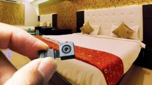 Hotel Room में होते हैं हिडन कैमरा, स्मार्टफोन की ये ट्रिक मिनटों में करेगी… – भारत संपर्क