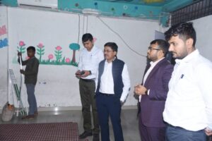 कलेक्टर ने रात में मतदान केन्द्रों का किया निरीक्षण — भारत संपर्क