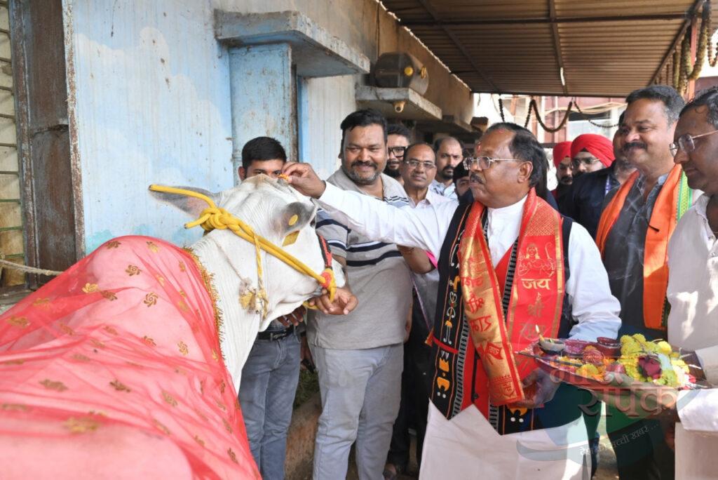 गौ-माता की सेवा कर कृषि मंत्री राम विचार नेताम ने मनाया अपना जन्मदिन – भारत संपर्क न्यूज़ …