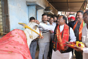 गौ-माता की सेवा कर कृषि मंत्री राम विचार नेताम ने मनाया अपना जन्मदिन – भारत संपर्क न्यूज़ …