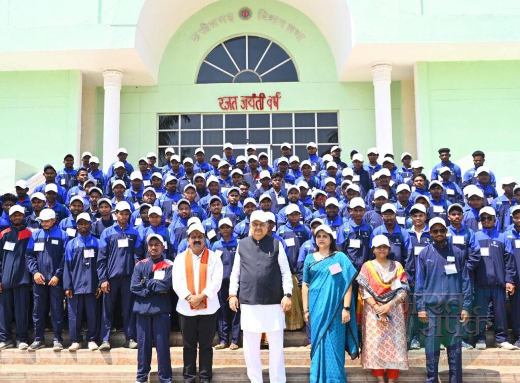 सुकमा के ग्रामीणों ने पहली बार राजधानी का किया भ्रमण, विधानसभा कार्यवाही देखकर हुए उत्साहित – भारत संपर्क न्यूज़ …