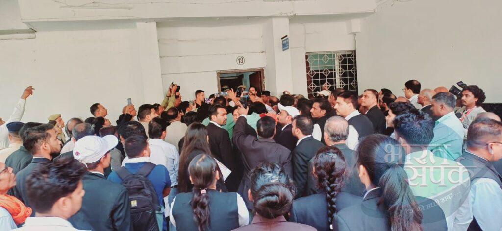 तहसील कार्यालय शिफ्टिंग के विरोध में वकीलों का हंगामा,…- भारत संपर्क तहसील कार्यालय शिफ्टिंग के विरोध में वकीलों का हंगामा,…- भारत संपर्क