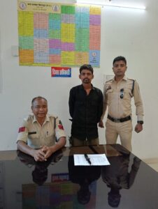 गुण्डा बदमाश को पुलिस ने किया गिरफ्तार, चाकू बरामद — भारत संपर्क