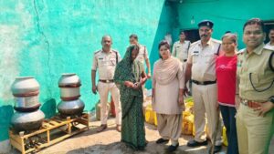 गनियारी वर्मा मोहल्ले में पुलिस ने किया 480 लीटर अवैध महुआ…- भारत संपर्क