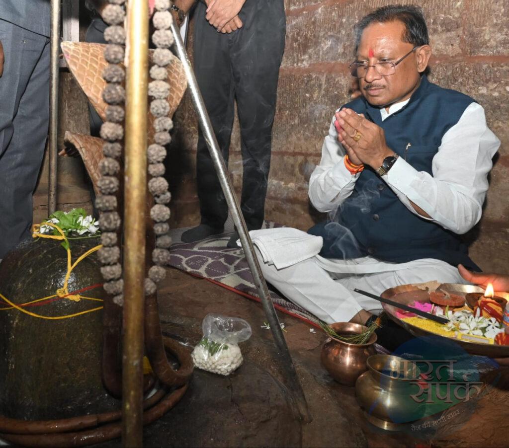 मुख्यमंत्री ने तेरहवीं शताब्दी के प्राचीन शिव व हनुमान मंदिर के किए दर्शन – भारत संपर्क न्यूज़ … मुख्यमंत्री ने तेरहवीं शताब्दी के प्राचीन शिव व हनुमान मंदिर के किए दर्शन – भारत संपर्क न्यूज़ …