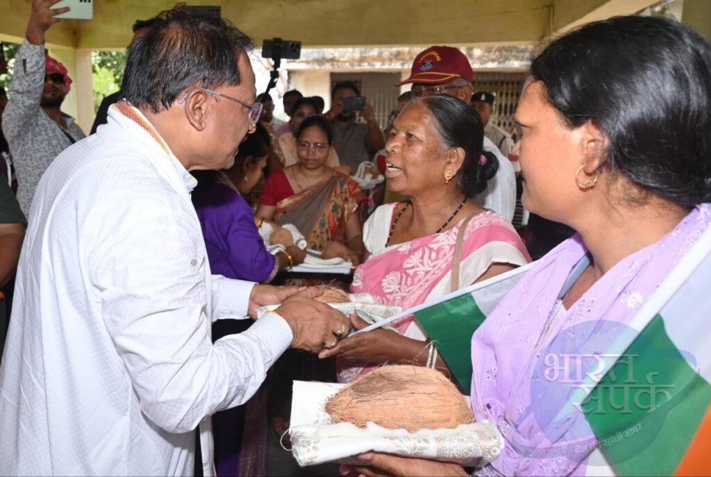 मुख्यमंत्री ने तिरंगा यात्रा के अवसर पर शहीदों के परिजनों को शाल और श्रीफल भेंटकर सम्मानित किया – भारत संपर्क न्यूज़ … मुख्यमंत्री ने तिरंगा यात्रा के अवसर पर शहीदों के परिजनों को शाल और श्रीफल भेंटकर सम्मानित किया – भारत संपर्क न्यूज़ …