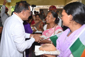 मुख्यमंत्री ने तिरंगा यात्रा के अवसर पर शहीदों के परिजनों को शाल और श्रीफल भेंटकर सम्मानित किया – भारत संपर्क न्यूज़ …