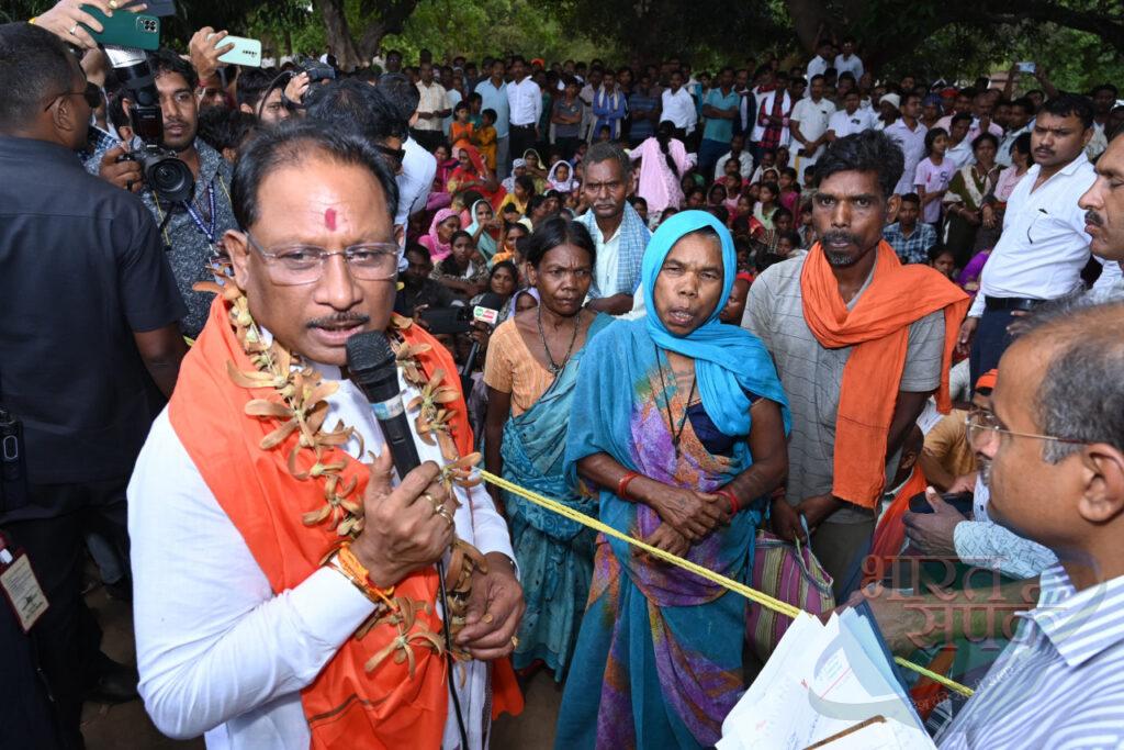 मुख्यमंत्री विष्णु देव साय का हरगवां गांव में औचक दौरा – भारत संपर्क न्यूज़ … मुख्यमंत्री विष्णु देव साय का हरगवां गांव में औचक दौरा – भारत संपर्क न्यूज़ …