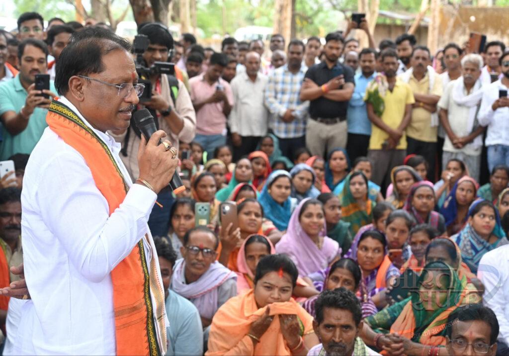 गुलमोहर पेड़ के नीचे लगी मुख्यमंत्री की चौपाल: सारंगढ़-बिलाइगढ़ जिले के ग्राम कनकबीरा में उतरा… – भारत संपर्क न्यूज़ … गुलमोहर पेड़ के नीचे लगी मुख्यमंत्री की चौपाल: सारंगढ़-बिलाइगढ़ जिले के ग्राम कनकबीरा में उतरा… – भारत संपर्क न्यूज़ …
