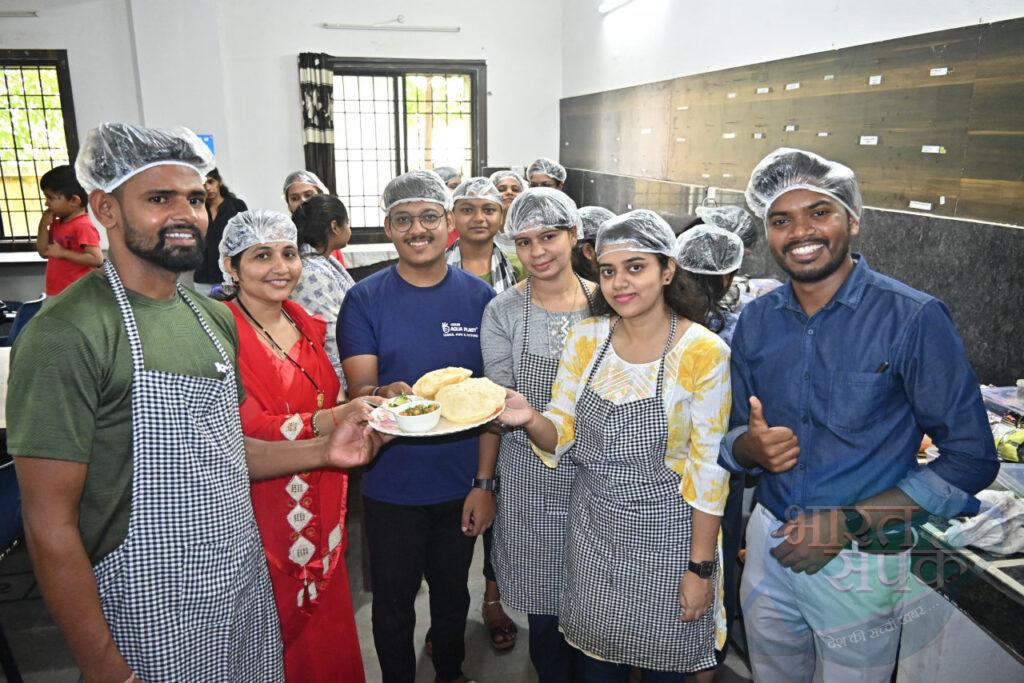 प्रोजेक्ट युवा : युवतियों के साथ-साथ युवक भी ले रहे पाककला में प्रशिक्षण – भारत संपर्क न्यूज़ … प्रोजेक्ट युवा : युवतियों के साथ-साथ युवक भी ले रहे पाककला में प्रशिक्षण – भारत संपर्क न्यूज़ …