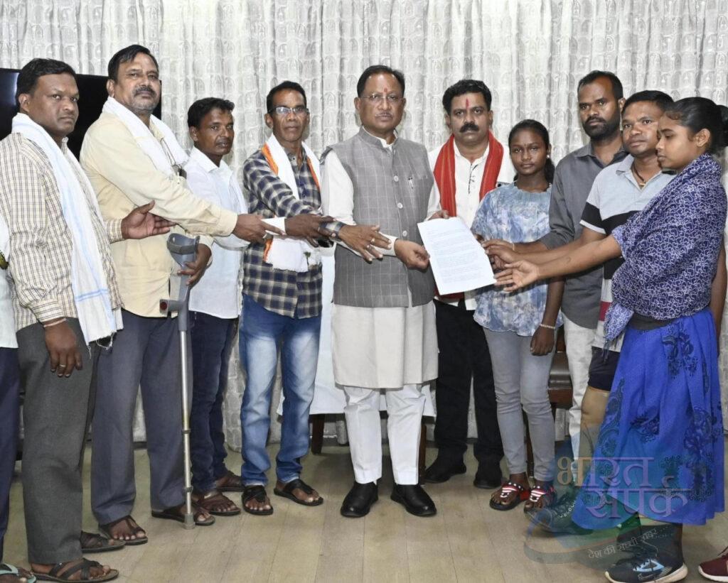 मुख्यमंत्री विष्णु देव साय से नक्सल हिंसा पीड़ितों के प्रतिनिधिमंडल ने की मुलाकात – भारत संपर्क न्यूज़ … मुख्यमंत्री विष्णु देव साय से नक्सल हिंसा पीड़ितों के प्रतिनिधिमंडल ने की मुलाकात – भारत संपर्क न्यूज़ …