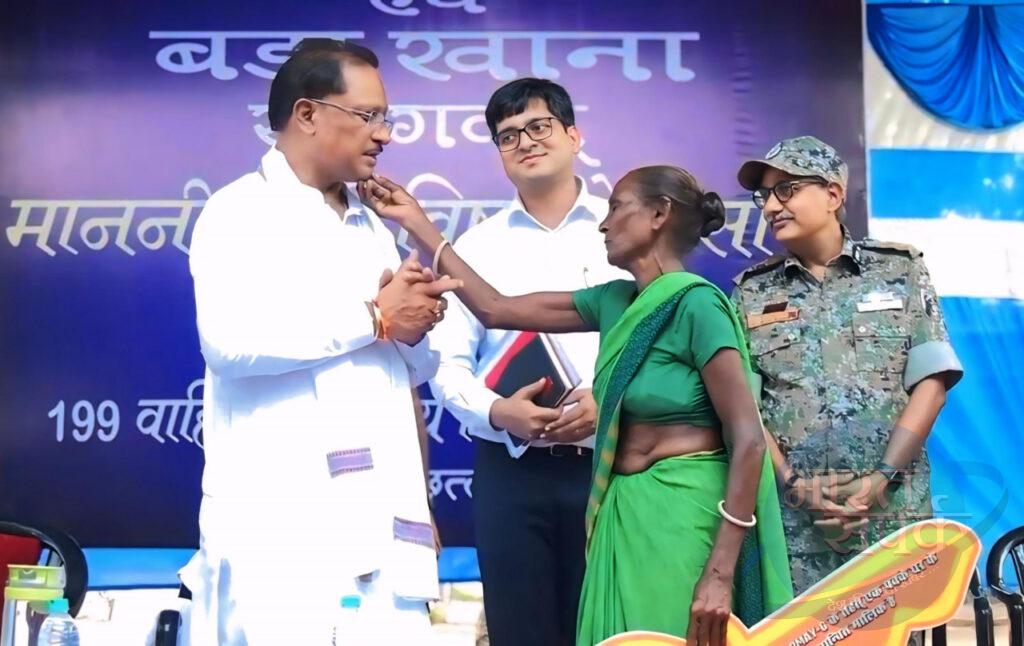 मुख्यमंत्री को माँ ने दिया अपना आशीर्वाद—स्नेह से छुआ गाल, हृदय से कहा धन्यवाद – भारत संपर्क न्यूज़ …