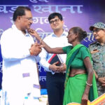 मुख्यमंत्री को माँ ने दिया अपना आशीर्वाद—स्नेह से छुआ गाल, हृदय से कहा धन्यवाद – भारत संपर्क न्यूज़ …