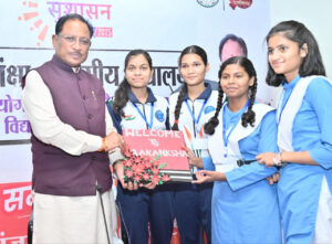 मुख्यमंत्री ने आकांक्षा विद्यालय में नीट जेईई कोचिंग के विद्यार्थियों से किया संवाद – भारत संपर्क न्यूज़ …