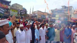 *मुस्लिमों ने फूंका पाकिस्तान और आतंकवाद का पुतला, पाकिस्तान मुर्दाबाद के…- भारत संपर्क