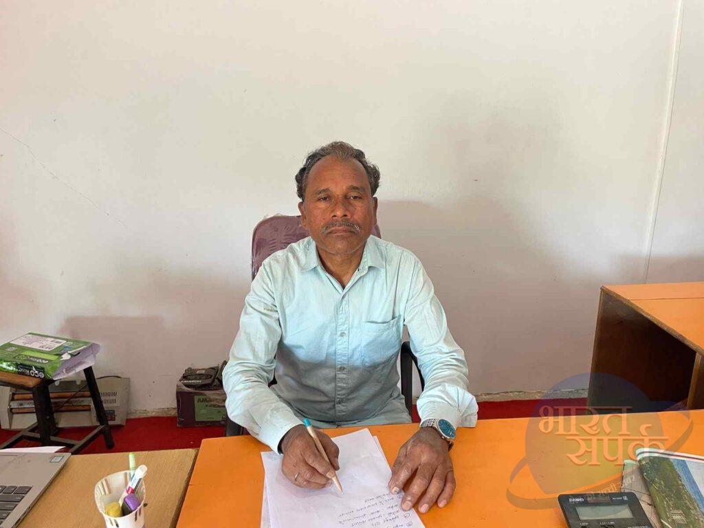 *सेवानिवृति पर प्रधानाध्यापक को दी गई विदाई*- भारत संपर्क *सेवानिवृति पर प्रधानाध्यापक को दी गई विदाई*- भारत संपर्क